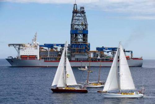 Flotilla and ship ©  SW